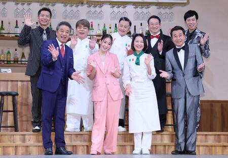 　笑顔でポーズを取る（前列左から）渡辺正行、剛力彩芽、羽田美智子、三宅裕司（後列左から）深沢邦之、小倉久寛、ラサール石井、春風亭昇太、東貴博（撮影・棚橋慶太）