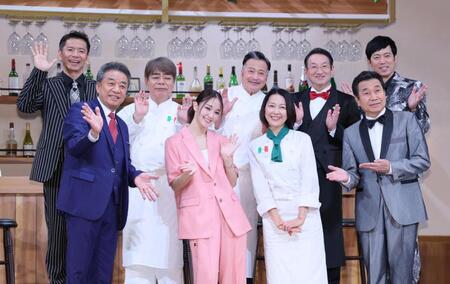 　笑顔でポーズを取る（前列左から）渡辺正行、剛力彩芽、羽田美智子、三宅裕司（後列左から）深沢邦之、小倉久寛、ラサール石井、春風亭昇太、東貴博（撮影・棚橋慶太）