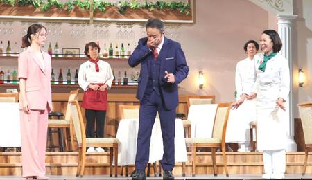 　フォトコールで演技する（左から）剛力彩芽、渡辺正行、羽田美智子（撮影・棚橋慶太）