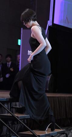 　ステージへの階段を上がる杉咲花（撮影・佐藤厚）