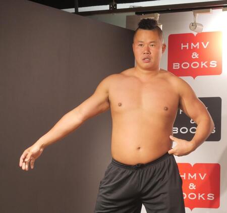 　肉体美？を披露するしんや