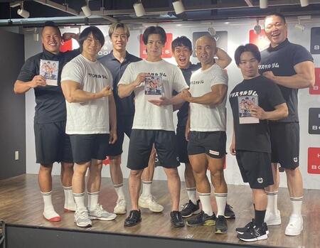 　カレンダーをアピールする（左から）しんや、青木マッチョ、大石、野田クリスタル、ＹＵＴＡＲＯ、リボルバー・ヘッド、ハタノハタ、肉限界