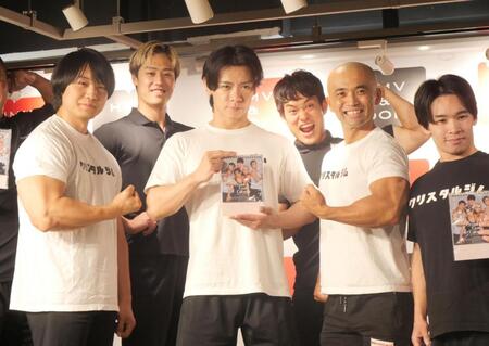 　カレンダーをアピールする（左から）青木マッチョ、大石、野田クリスタル、ＹＵＴＡＲＯ、リボルバー・ヘッド、ハタノハタ