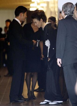 　佐々木力さん通夜で気丈に弔問客の応対をする萬田久子（中央）＝２００１１年８月