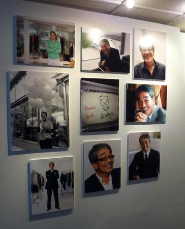 　佐々木力さん通夜で廊下に飾られた佐々木さんの写真＝２００１１年８月