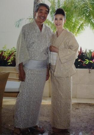 　佐々木力さんの通夜で廊下に飾られた萬田との思い出の写真＝２００１１年８月