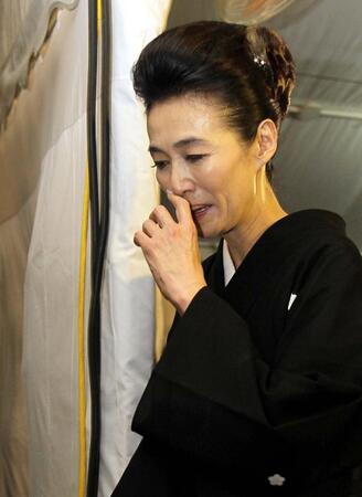 　佐々木力さん通夜で涙を見せ会見場を後にする萬田久子＝２００１１年８月