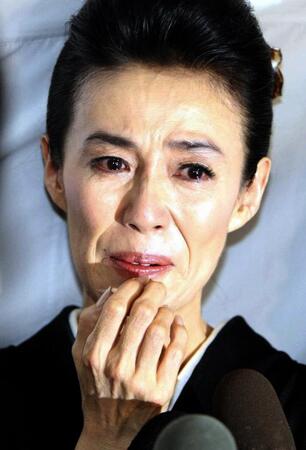 　涙を浮かべながら会見に応じる萬田久子＝２００１１年８月