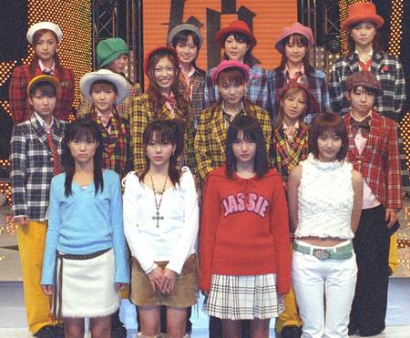 　モーニング娘。に加入した６期の（前列左から）亀井絵里、田中れいな、道重さゆみ、藤本美貴＝２０１２年