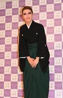 　会見を終え、一礼する礼真琴（撮影・高部洋祐）