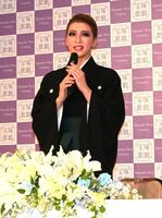 　サヨナラショー終演後、会見する礼真琴（撮影・高部洋祐）