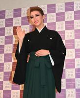 　会見を終え、笑顔で手を振る礼真琴（撮影・高部洋祐）