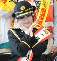 　一日警察署長を務めた井本彩花