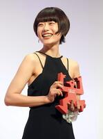 　トロフィーを手に笑顔を見せる杉咲花（撮影・佐藤厚）