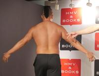 　肉体美？を披露するしんや