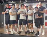 　カレンダーをアピールする（左から）しんや、青木マッチョ、大石、野田クリスタル、ＹＵＴＡＲＯ、リボルバー・ヘッド、ハタノハタ、肉限界