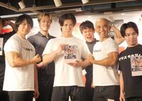 　カレンダーをアピールする（左から）青木マッチョ、大石、野田クリスタル、ＹＵＴＡＲＯ、リボルバー・ヘッド、ハタノハタ