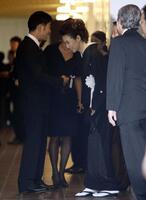 　佐々木力さん通夜で気丈に弔問客の応対をする萬田久子（中央）＝２００１１年８月