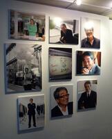 　佐々木力さん通夜で廊下に飾られた佐々木さんの写真＝２００１１年８月