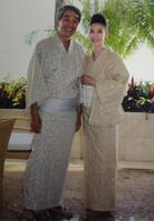 　佐々木力さんの通夜で廊下に飾られた萬田との思い出の写真＝２００１１年８月