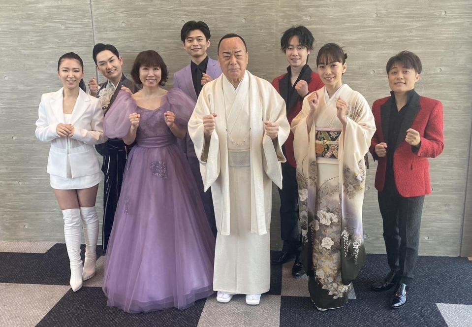 　本番前に取材に応じた（左から）田中あいみ、彩青、水森かおり、二見颯一、細川たかし、ヤマト、杜このみ、ヒカル