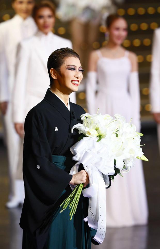 　花束を手に笑顔を見せる礼真琴