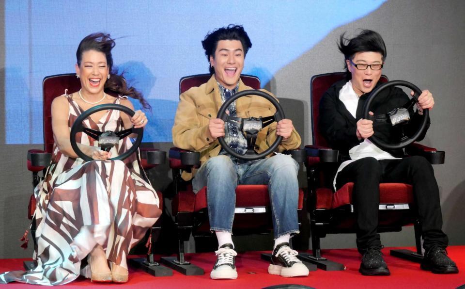 　Ｆ１マシン操縦時の強風を体験する（左から）ＬｉＬｉＣｏ、森本慎太郎、森川智之