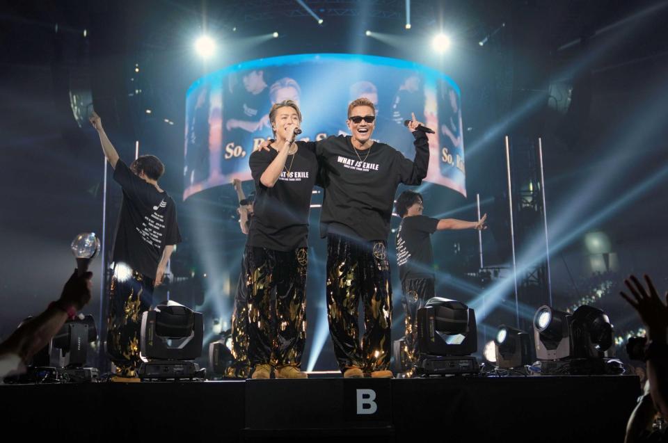 　ＥＸＩＬＥ　ＴＡＫＡＨＩＲＯ（左）と肩を組んで熱唱するＥＸＩＬＥ　ＡＴＳＵＳＨＩ