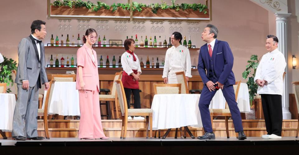 　演技中に渡辺正行（右から２人目）のズボンが破れるまさかのハプニングに、苦笑いする（左から）三宅裕司、剛力彩芽（撮影・棚橋慶太）