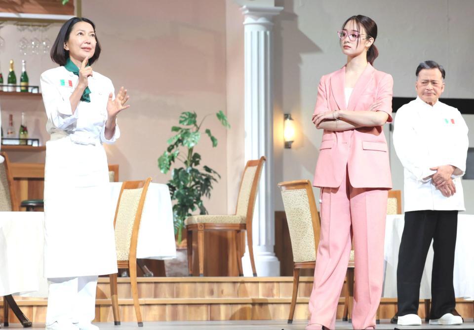 　フォトコールで演技する羽田美智子（左）と剛力彩芽（撮影・棚橋慶太）