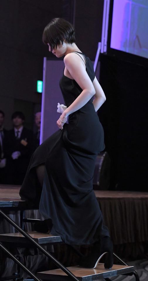 　ステージへの階段を上がる杉咲花（撮影・佐藤厚）