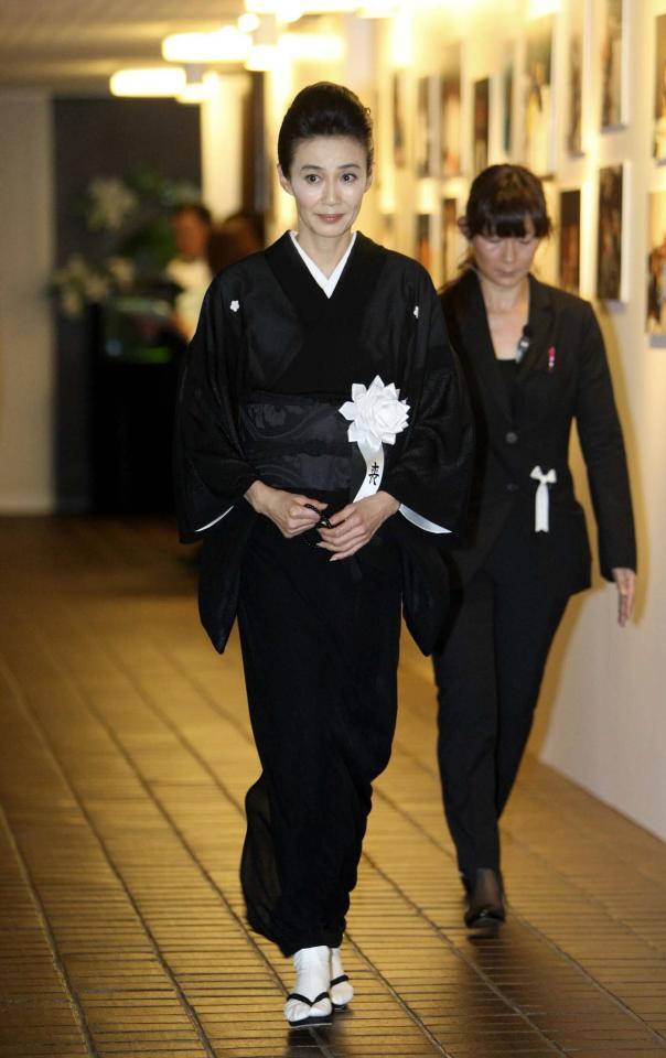 　佐々木力さん通夜で気丈に振る舞う萬田久子＝２００１１年８月