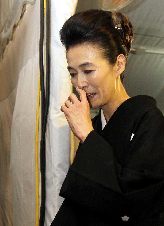 　佐々木力さん通夜で涙を見せ会見場を後にする萬田久子＝２００１１年８月