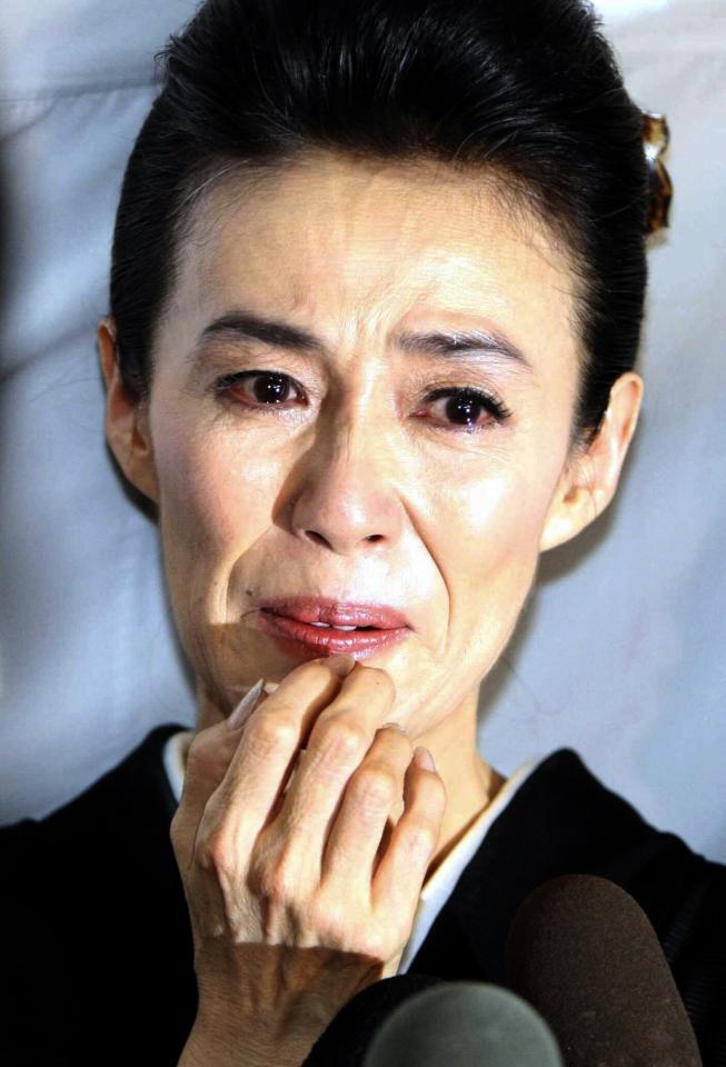 　涙を浮かべながら会見に応じる萬田久子＝２００１１年８月