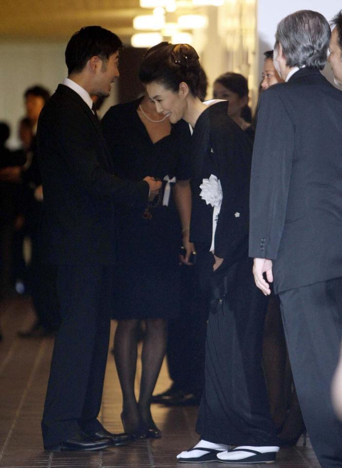 　佐々木力さん通夜で気丈に弔問客の応対をする萬田久子（中央）＝２００１１年８月