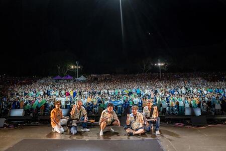 　観客と共に写真撮影するＴＵＢＥ