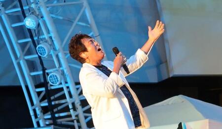 　ステージで熱唱を繰り広げたあＴＵＢＥの前田亘輝