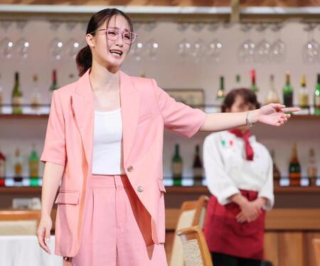 　フォトコールで演技する剛力彩芽（撮影・棚橋慶太）