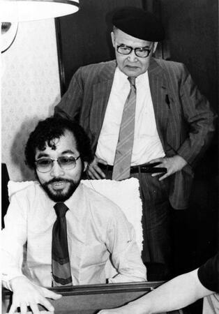 　観戦記を執筆する直木賞作家・寺内大吉氏の前で、卓を囲む灘麻太郎氏