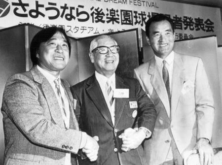 「さようなら後楽園球場」の総合監修を担当する長嶋茂雄さん（右）、メモリアル・ソングを作る武田鉄矢（左）、保坂誠後楽園スタジアム社長＝１９８７年９月