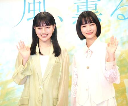 　笑顔で撮影に応じる上坂樹里（左）と見上愛