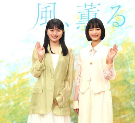 　笑顔で撮影に応じる上坂樹里（左）と見上愛