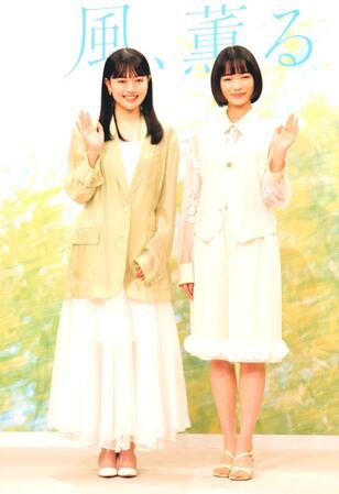 　笑顔で撮影に応じる上坂樹里（左）と見上愛