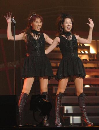 　息のあったダンスを披露するピンク・レディー＝０５年３月