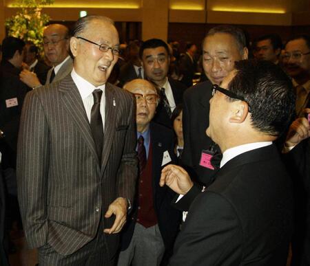 　立教大学野球部創部１００周年記念祝賀会で徳光和夫（右）とあいさつを交わし笑顔を見せる長嶋茂雄氏＝０９年１１月