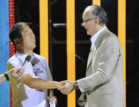 　長嶋茂雄さん（右）と握手を交わす徳光和夫＝１１年８月