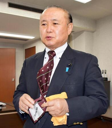 　長嶋茂雄さんのサインがプリントされたネクタイを着用し、取材に応じるプリティ長嶋さん