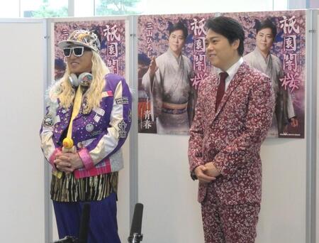 　取材に応じる（左から）ＤＪ　ＫＯＯ、三山ひろし