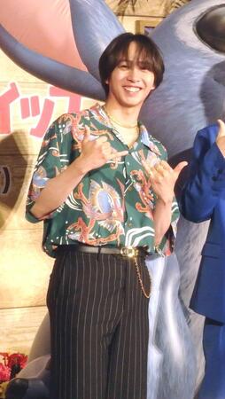 　笑顔で写真に応じる中村海人