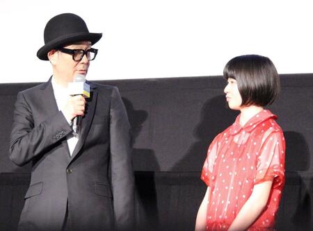 　話すリリー・フランキー（左）を見る鈴木唯
